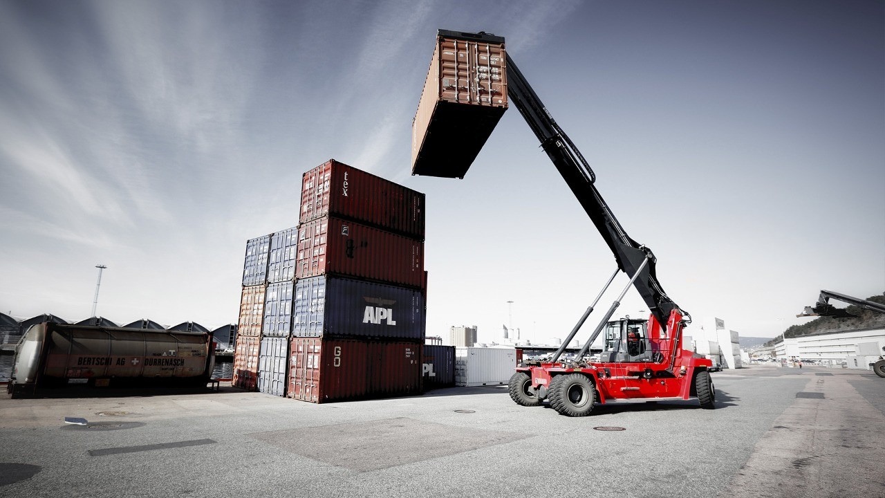 Máquinas Kalmar com manutenção da Tracbel em todo o Brasil